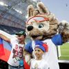 Fanoušci s maskotem Zabivakou na zápase Rusko - Chorvatsko na MS 2018