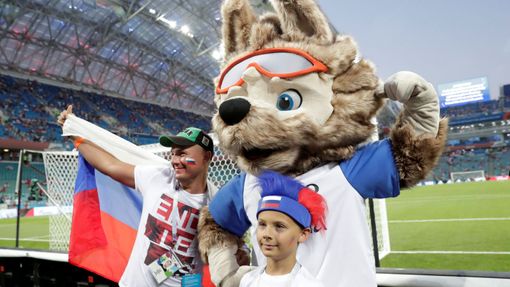 Fanoušci s maskotem Zabivakou na zápase Rusko - Chorvatsko na MS 2018