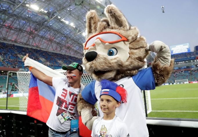 Fanoušci s maskotem Zabivakou na zápase Rusko - Chorvatsko na MS 2018