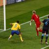Anglický brankář Joe Hart už pouze sleduje gól Švéda Olofa Mellberga v utkání skupiny D na Euru 2012