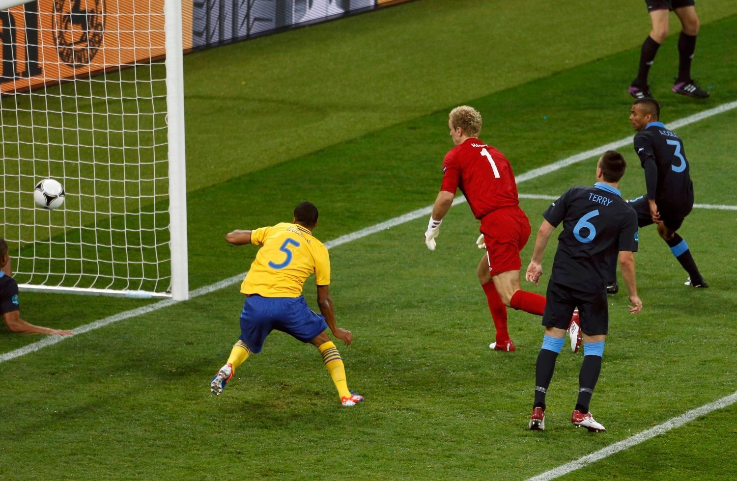 Anglický brankář Joe Hart už pouze sleduje gól Švéda Olofa Mellberga v utkání skupiny D na Euru 2012