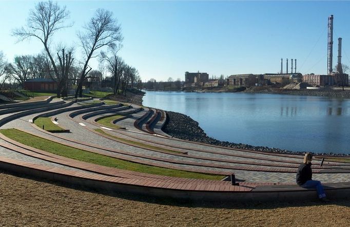 Revitalizace břehů Dunaje; Garten Studio Ltd., Budapešť, 2006-2007  Území podél řeky bylo přeměněno na multifunkční park, jenž byl oceněn několika architektonickými cenami. Krajinářská úprava zeleně, střídmé zasazení mobiliáře a vytvoření promenád vrátilo na nábřeží život.