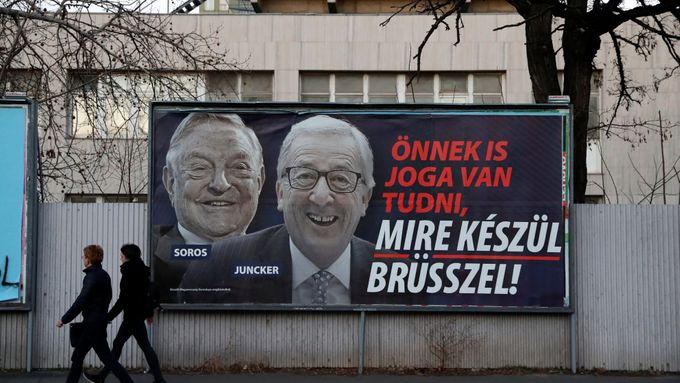 George Soros a končící předseda Evropské komise na billboardu v Budapešti.
