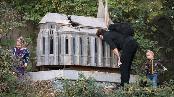 Foto: Zase stojí a svítí Hotel Praha i druhá Žižkovská věž. Jako miniatury od Kintery