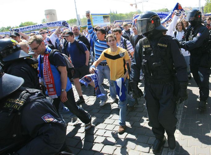 Agresivita fotbalových fanoušků v utkání mezi Spartou Praha a Baníkem Ostrava.