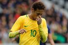 Neymar se v PSG trápí. V slzách odešel z tiskové konference, přestupu do Francie prý lituje