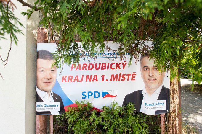 Tomáš Fadrný a Tomio Okamura na plakátu SPD během kampaně do krajských voleb 2020.