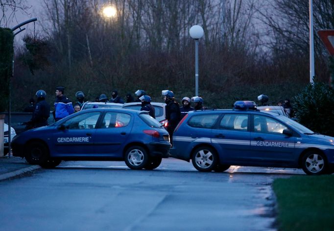 Zásah policistů v průmyslové zóně v Dammartin-en-Goele.