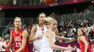 Česká basketbalistka Petra Kulichová (vlevo) odhodila tureckou přihrávku do autu v utkání skupiny A na OH 2012 v Londýně.