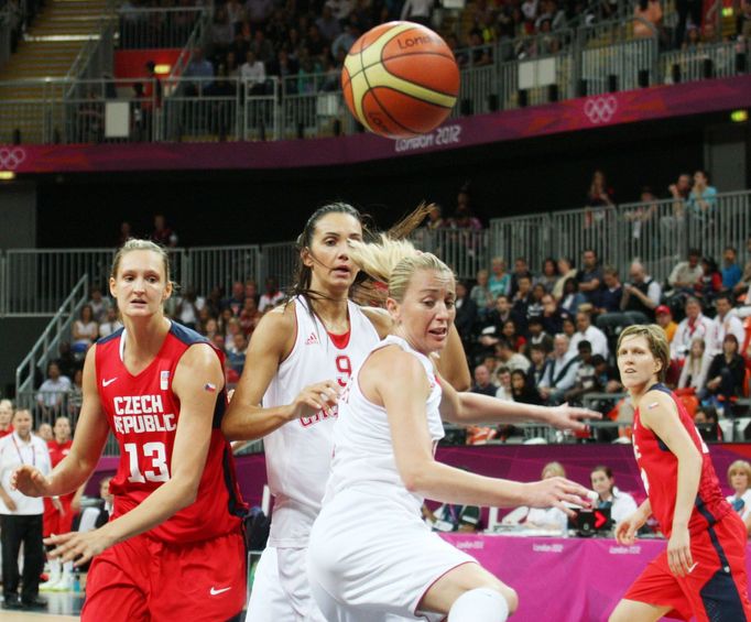 Česká basketbalistka Petra Kulichová (vlevo) odhodila tureckou přihrávku do autu v utkání skupiny A na OH 2012 v Londýně.