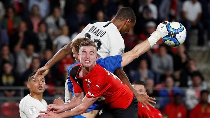Romain Salin, gólman Rennes, se nebál jít ani do ostrých soubojů před svou brankou a parádním výkonem pomohl svému celku k vítězství 2:1 nad favorizovaným Paris St. Germain
