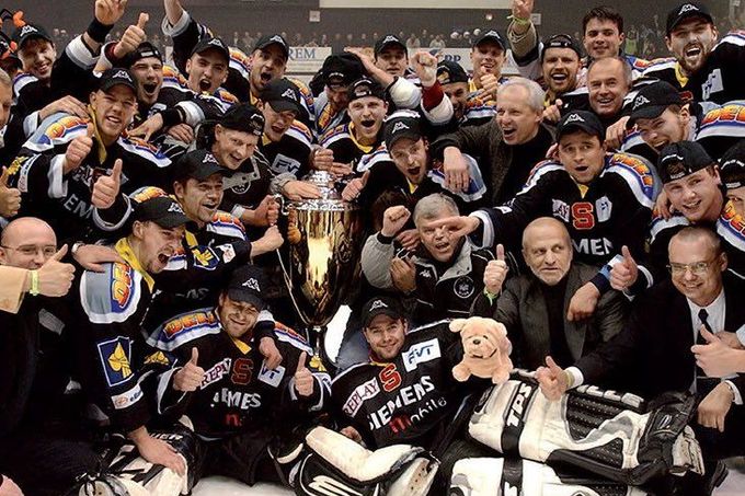 Hokejisté Sparty slaví titul v roce 2002.