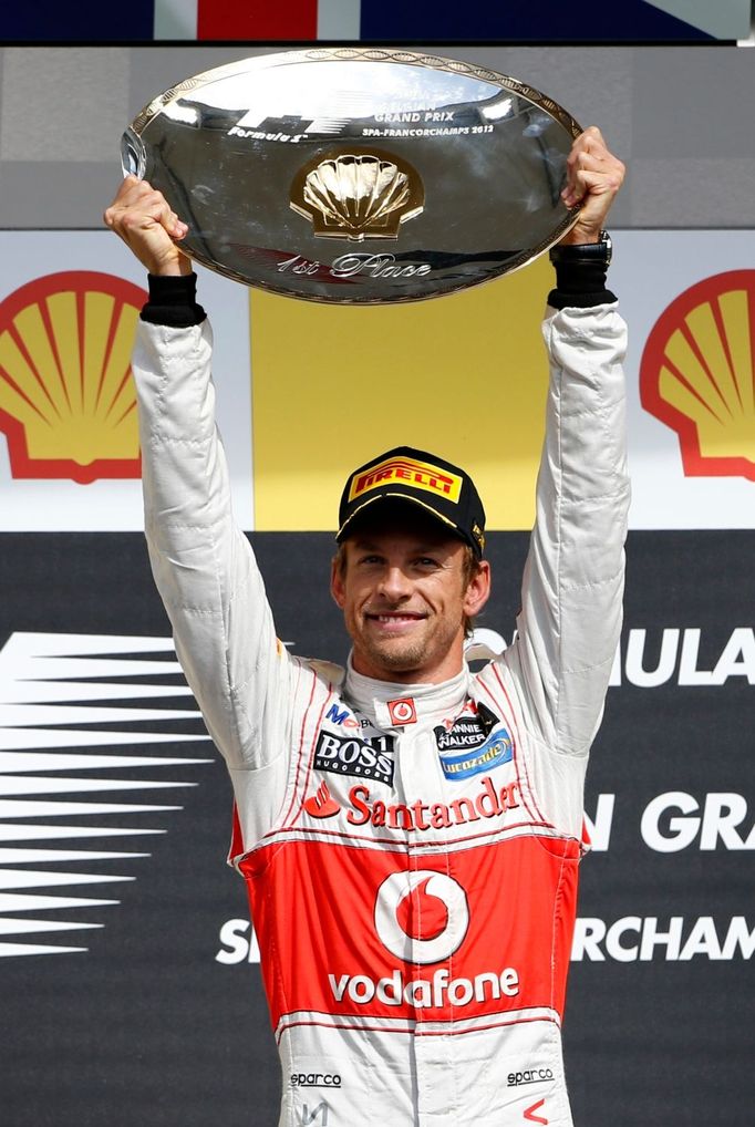 Britský jezdec F1 Jenson Button se raduje z vítězství ve Velké ceně Belgie 2012.