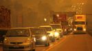 Smoke from the Waldo Canyon fire engulfs the I-25 north of Colorado Springs, causing a traffic congestion, in Colorado June 26, 2012. A monster Colorado wildfire raging near some of the most visited tourist areas in the state took a turn for the worse on Tuesday as hot winds pushed flames north, prompting the evacuation of 7,000 more people, officials said. REUTERS/Rick Wilking (UNITED STATES - Tags: DISASTER ENVIRONMENT) Published: Čer. 27, 2012, 12:46 dop.