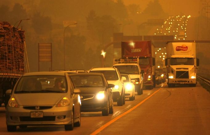 Smoke from the Waldo Canyon fire engulfs the I-25 north of Colorado Springs, causing a traffic congestion, in Colorado June 26, 2012. A monster Colorado wildfire raging near some of the most visited tourist areas in the state took a turn for the worse on Tuesday as hot winds pushed flames north, prompting the evacuation of 7,000 more people, officials said. REUTERS/Rick Wilking (UNITED STATES - Tags: DISASTER ENVIRONMENT) Published: Čer. 27, 2012, 12:46 dop.