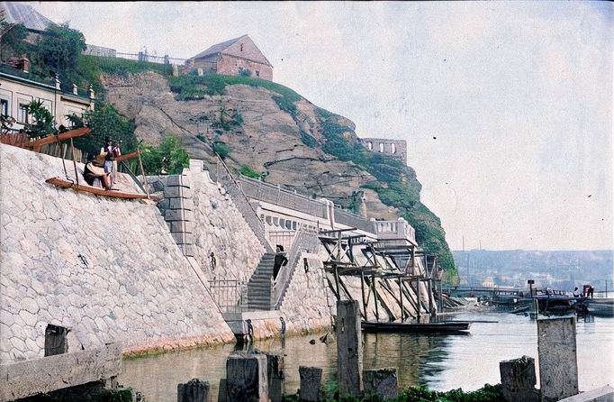 Pohled na stavbu Rašínova nábřeží pod Vyšehradskou skálou. Rok 1907. Kolorováno