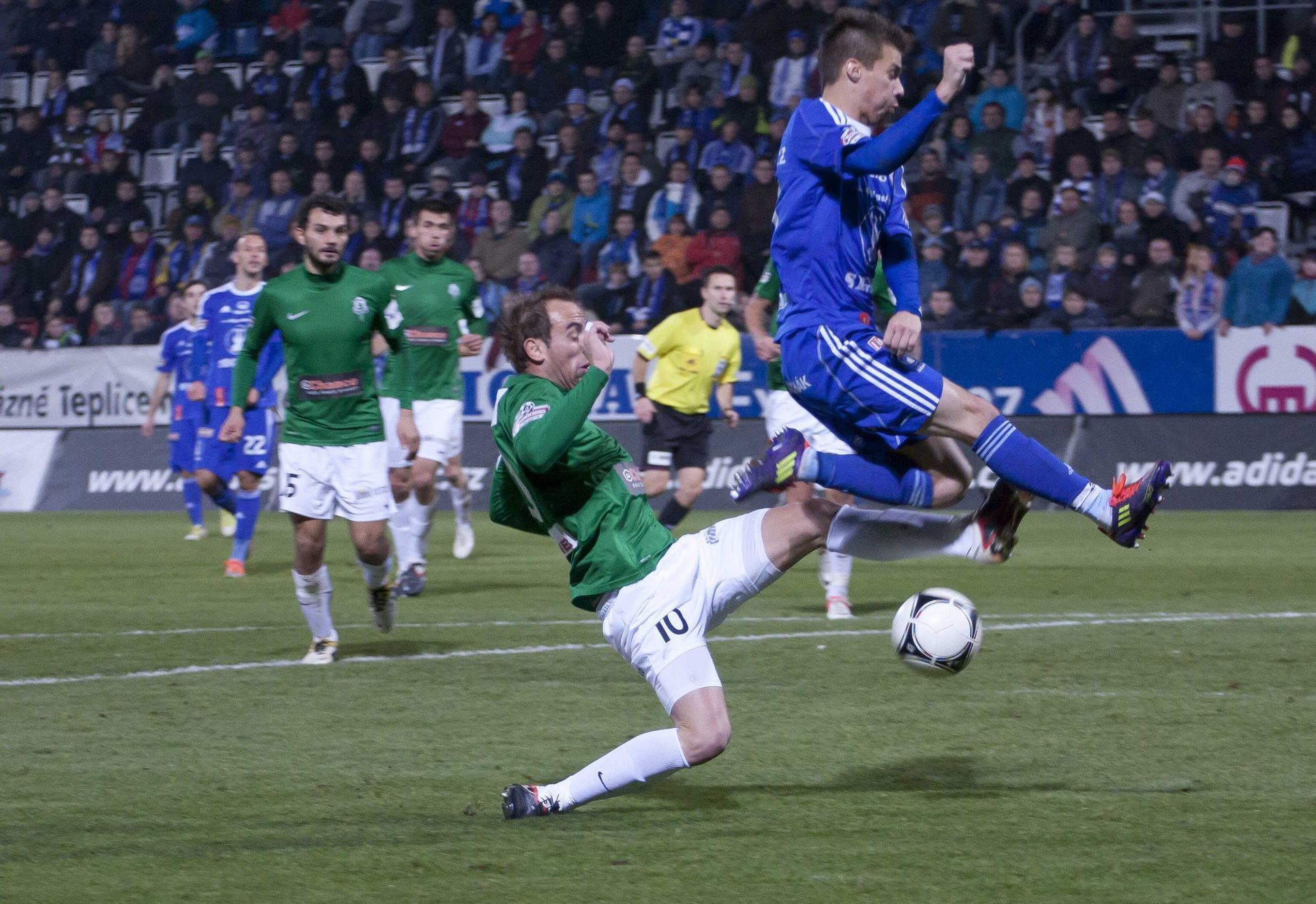 Fotbalista Olomouce Jan Navrátil letí přes Tomáše Jablonského v utkání proti Jablonci v Gambrinus lize 2012/13.