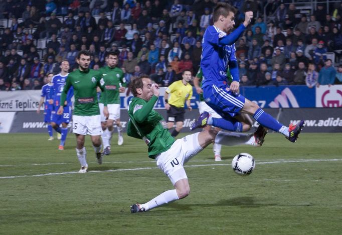 Fotbalista Olomouce Jan Navrátil letí přes Tomáše Jablonského v utkání proti Jablonci v Gambrinus lize 2012/13.