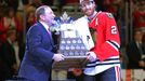 Duncan Keith přebírá Conn Smythe Trophy pro nejužitečnějšího hráče play off 2015.