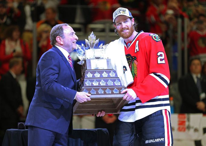 Duncan Keith přebírá Conn Smythe Trophy pro nejužitečnějšího hráče play off 2015.