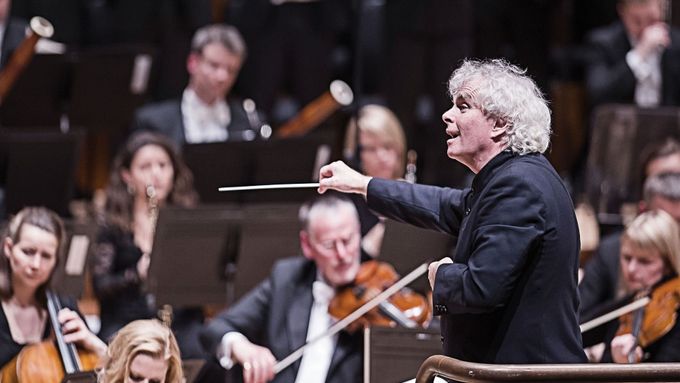 Sir Simon Rattle diriguje London Symphony Orchestra při provedení Janáčkovy Sinfonietty.