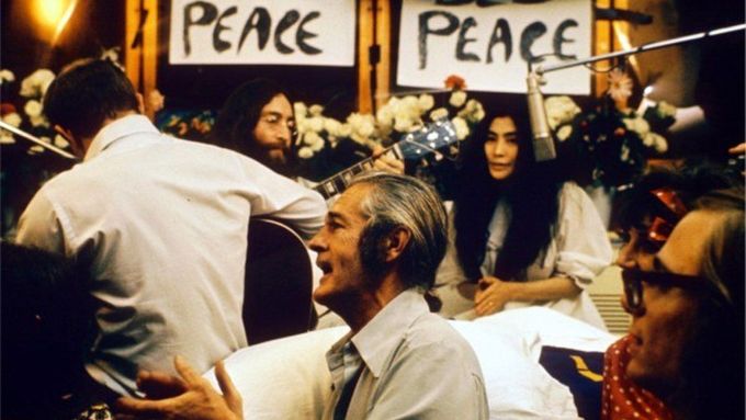 John Lennon a Yoko Ono natočili Give Peace a Chance v posteli hotelu Queen Elizabeth Hotel v kanadském Montréalu.