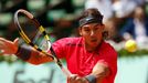 Španělský tenista Rafael Nadal bekhendem odráží míček na Španěla Davida Ferrera během semifinále French Open 2012.