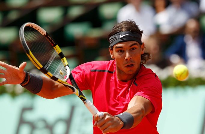 Španělský tenista Rafael Nadal bekhendem odráží míček na Španěla Davida Ferrera během semifinále French Open 2012.