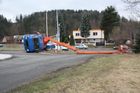 Policie vyšetřuje převrácení vysokozdvižné plošiny v Horní Bečvě, dva muži skončili v nemocnici