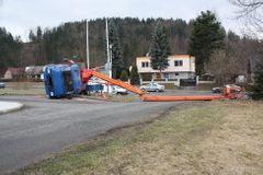 Policie vyšetřuje převrácení vysokozdvižné plošiny v Horní Bečvě, dva muži skončili v nemocnici