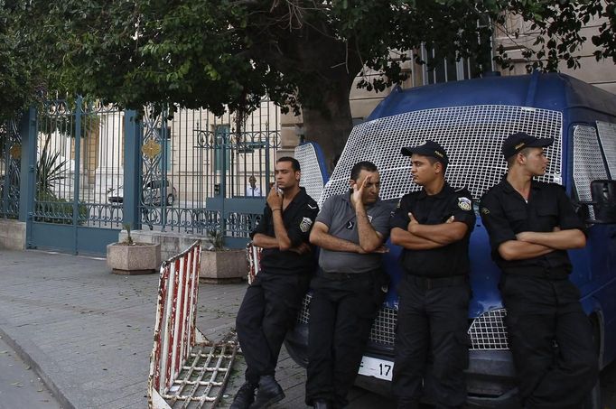 Tuniská policie před francouzským velvyslanectvím v Tunisu.