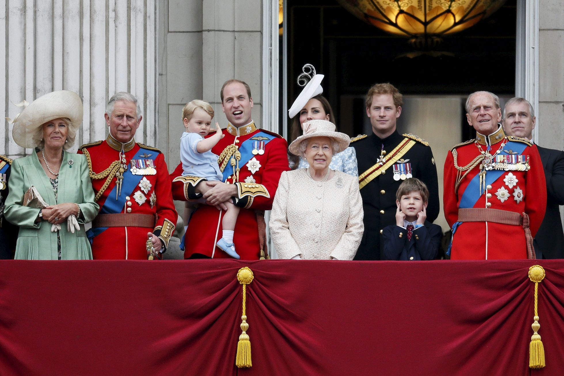 Alžběta II. - královská rodina na balkoně Buckinghamského paláce