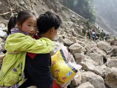 Rodina prchající z vesnice Čching-pching. V zasažených oblastech několikrát zavládla panika kvůli hrozbě protržení přehrad.