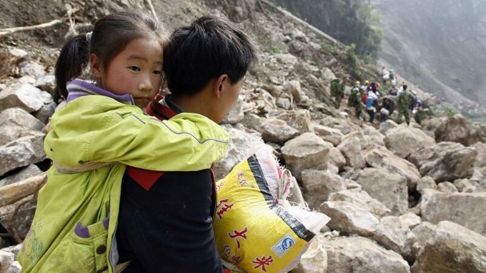 Rodina prchající z vesnice Čching-pching. V zasažených oblastech několikrát zavládla panika kvůli hrozbě protržení přehrad.