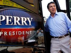 Obamův vyzyvatel Perry má také svůj autobus a velké donory