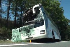 Dálnici D35 u Litovle uzavřela nehoda autobusu, na místě bylo 24 zraněných