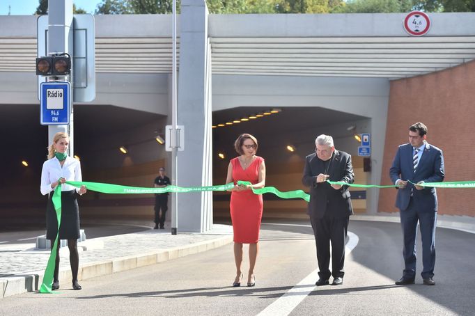 Představitelé Prahy otevřeli tunel Blanka. Na snímku druhá zleva primátorka Adriana Krnáčová, vpravo náměstek primátorky Petr Dolínek. Druhý zprava kardinál Dominik Duka.