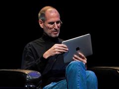 Steve Jobs při představování iPadu.