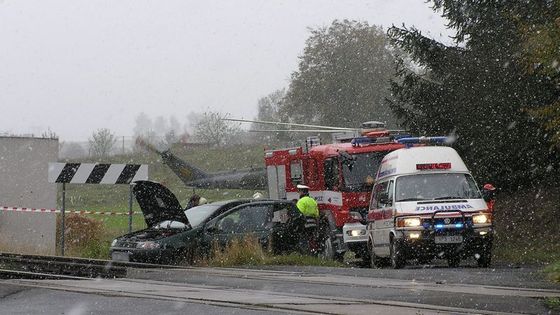 Vlak srazil na přejezdu auto, řidič zemřel