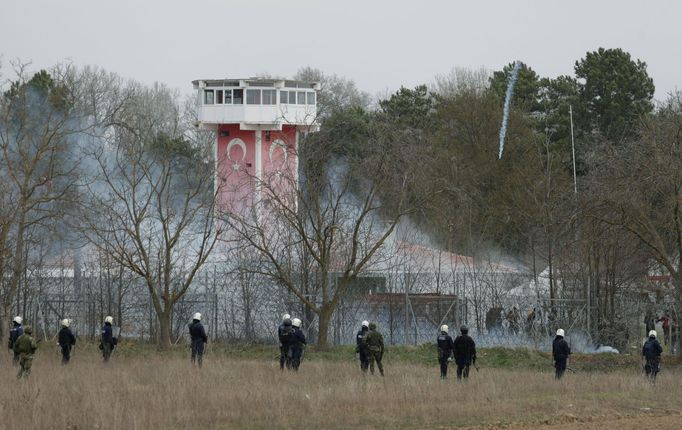 Migranti na řecko-turecké hranici.