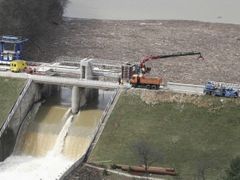 Odstraňování nahromaděného dřeva ze Znojemské přehrady pomocí dvacetimetrové mechanické ruky začalo 13. dubna. Stromy, kmeny a větve splavila nedávná povodeň z Národního parku Podyjí.
