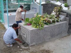 Hrobníci dokončují svou práci na závěr pohřbu ve filipínské provincii Zambales (ilustrační foto)
