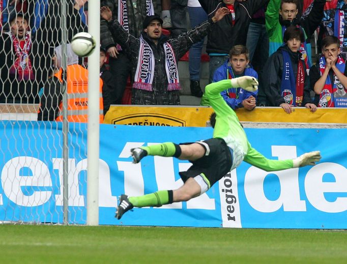 Fotbal, Gambrinus liga, Plzeň - Slavia Praha: Matúš Kozáčik inkasuje