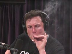 Elon Musk na záběru z natáčení podcastu.