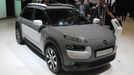 Městské SUV Citroënu má po straně prvky, které se mohou prohnout bez poškození karosérie zhruba půldruhého centimetru