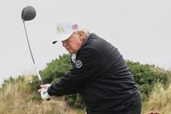 Nasedni do letadla a zahrajeme si, lákal Trump vítěze turnaje na prezidentově hřišti