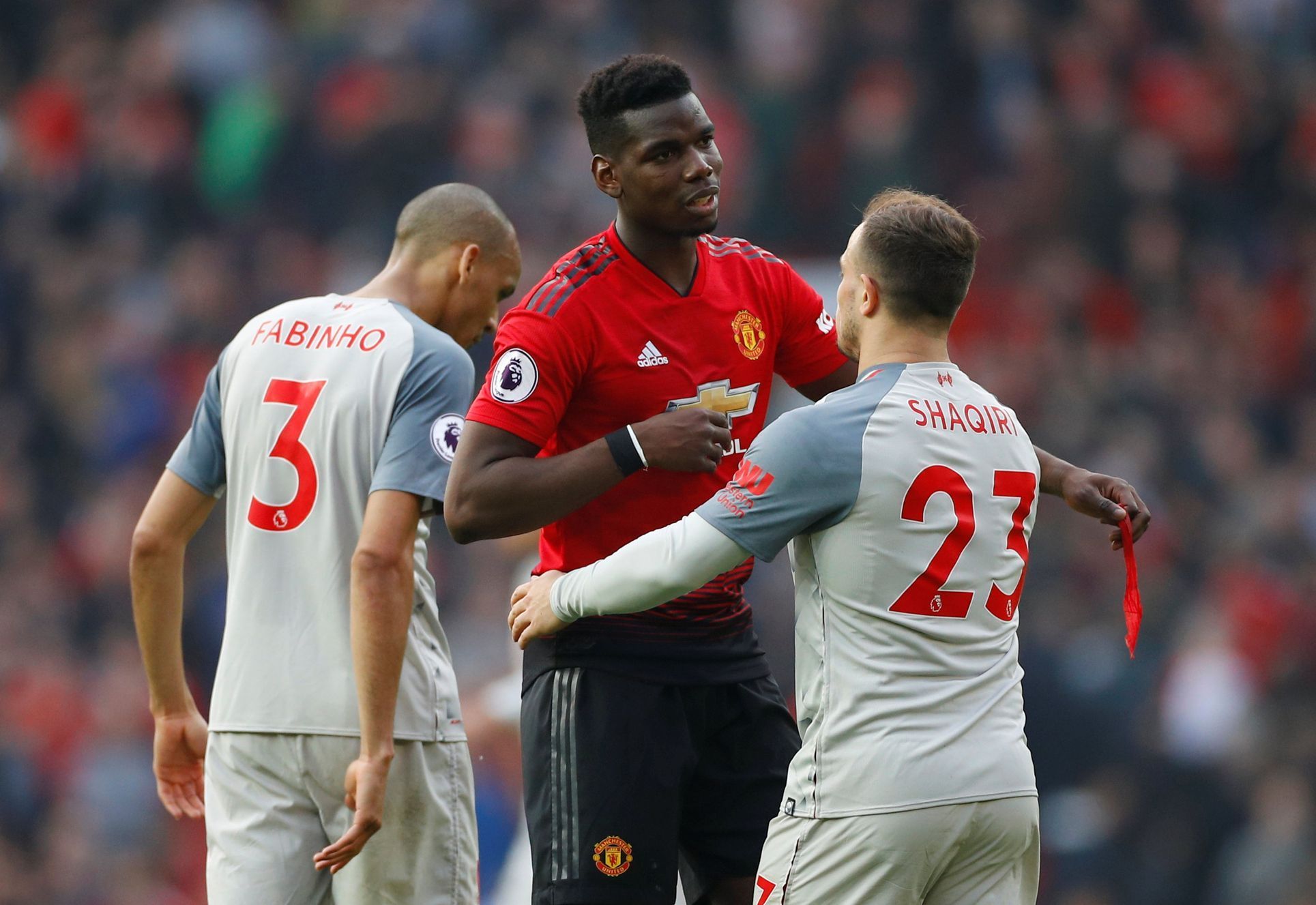 Anglická fotbalová liga 2018/19, Manchester United - Liverpool: Paul Pogba a Xherdan Shaqiri se zdraví po zápase.