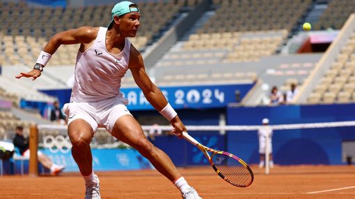 Rafael Nadal při tréninku na olympijských kurtech