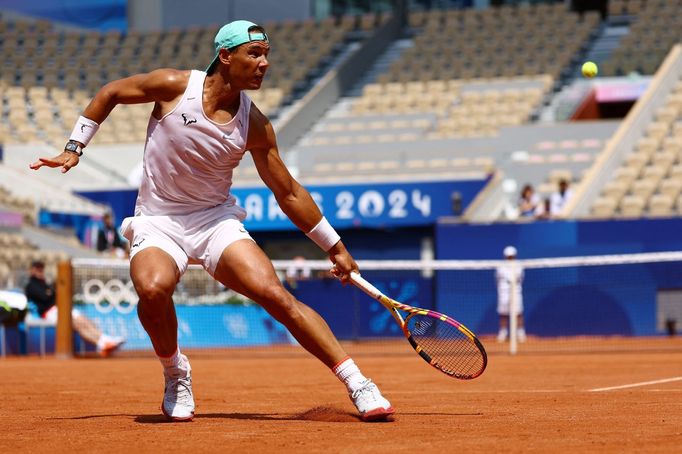 Rafael Nadal při tréninku na olympijských kurtech