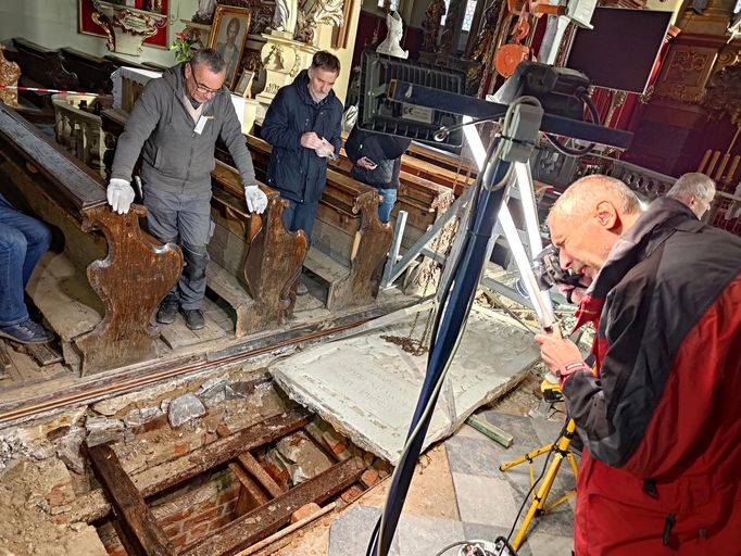 Vyzvedávání ostatků Arnošta Z Pardubic. Kostel Nanebevzetí Panny Marie, Kladsko, Polsko